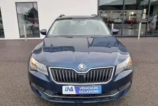 Vue frontale d'une Skoda Superb Combi 2018 bleu métal avec calandre chromée et feux allumés.