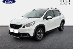 Peugeot 2008 blanc Banquise vue 3/4 avant droit, avec barres de toit et jantes alliage distinctives.