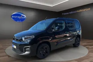 Vue 3/4 avant gauche d'un Citroën Berlingo noir 2025 avec jantes noires et caméra de recul en showroom.