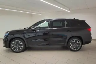 Vue de profil côté gauche du Skoda Kodiaq 2025 noir nacré avec jantes alliage 20'' Rila anthracite et feux arrière LED.