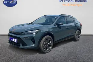 Vue 3/4 avant droite d'un CUPRA Formentor bleu Fjord Metal avec jantes noires et toit panoramique.