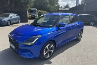 Suzuki Swift 1.2 Pack Hybrid bleu vue 3/4 avant droit, avec jantes alliage et vitres teintées.