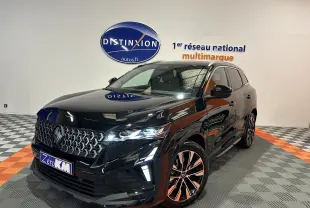 Renault Austral Ph.2 E-TECH noir étoilé vu en 3/4 avant droit avec calandre distinctive et feux LED allumés.