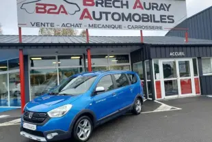 Dacia Lodgy Stepway bleu en 3/4 avant droit, garé devant un garage Brech Auray Automobiles.