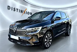 Renault Austral noir en 3/4 avant droit, avec calandre distinctive et jantes alliage visibles en showroom lumineux.