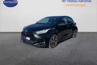 Toyota Yaris Hybrid 116ch noir métal vue 3/4 avant droit avec phares LED et jantes bi-ton.