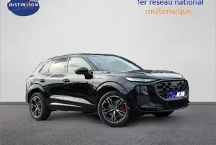 Audi Q3 2026 noir métallisé en vue 3/4 avant droit, avec jantes alliage et étriers de frein rouges S line.