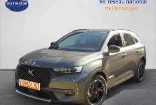 DS7 Crossback gris platinium métal en 3/4 avant droit, avec calandre noire et jantes noires bicolores.