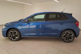 Profil droit d'une Volkswagen Polo 1.0 TSI R-Line Edition 2025 en bleu récif métallisé, avec jantes distinctives noires et argent.