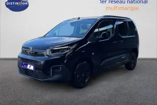 Vue 3/4 avant d’un Citroën Berlingo noir Perla Nera métallisé avec jantes noires et calandre moderne.