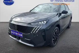 Peugeot 3008 gris titane en 3/4 avant droit, avec calandre noire et phares LED distinctifs.