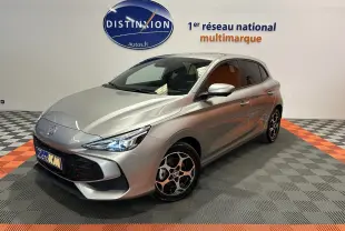 Vue 3/4 avant d'une MG3 Cosmic Silver 2026 avec jantes noires et logo MG visible sur la calandre.
