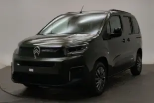 Citroën Berlingo Multispace 2026 vert Sirkka, vue 3/4 avant droit en intérieur neutre.