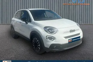 Vue 3/4 avant gauche d'une FIAT 500X blanche avec jantes classiques et phares ronds distinctifs.