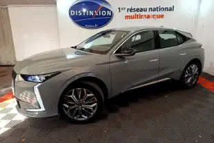 Vue 3/4 avant gauche d'une DS4 E-TENSE 225 TROCADERO gris foncé avec feux LED et jantes alliage distinctives.