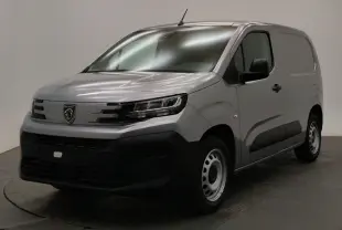 Peugeot Partner Fourgon gris acier en 3/4 avant droit, avec calandre noire et jantes acier simples.