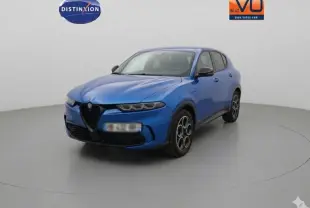 Alfa Romeo Tonale bleu foncé en 3/4 avant droit, avec calandre triangulaire et jantes distinctives à cercles.