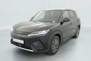 Vue 3/4 avant droite du SUV hybride rechargeable BYD Atto 2 noir avec feux LED allumés dans un studio blanc.
