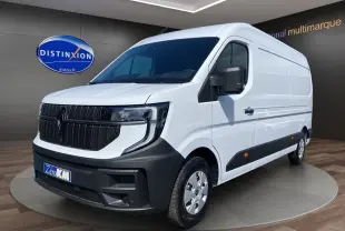 Renault Master blanc en 3/4 avant droit avec calandre noire et protections latérales noires visibles.