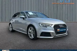 Audi A3 Sportback gris clair vue 3/4 avant droit avec phares LED et jantes alliage S line