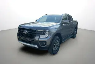 Ford Ranger 2025 gris carbone en 3/4 avant droit avec calandre noire et barres de toit visibles