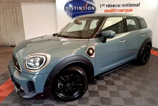 MINI Countryman Cooper SE hybride vert vue 3/4 avant droit avec jantes noires et prises de recharge visibles