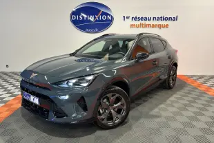 Vue 3/4 avant droite d'une CUPRA Formentor bleu fjord métal avec jantes noires dans un showroom.