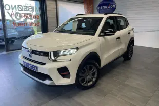 Citroën C3 blanc Banquise en 3/4 avant droit, avec barres de toit noires brillantes et jantes 17" Azurite.