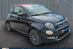 Fiat 500C noire 2024 vue 3/4 avant droit avec toit rouge et jantes alliage, équipée d'une roue de secours visible