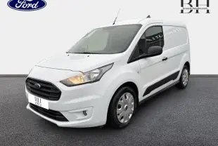 Vue 3/4 avant droit du Ford Transit Connect blanc glacier, avec phares allumés et porte latérale visible.