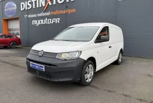 Volkswagen Caddy Maxi Cargo blanc candy en 3/4 avant droit avec pare-chocs noir mat et porte coulissante visible.