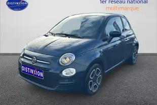 Fiat 500 bleu foncé vue 3/4 avant droit avec phares allumés sur fond neutre extérieur.