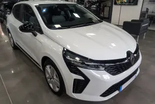 Renault Clio V Blue dCi 100 CH Evolution blanc glacier vue 3/4 avant droit en showroom, détails noirs contrastants.