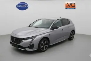 Vue 3/4 avant d'une Peugeot 308 Hybrid 145 e-DCS6 GT gris avec jantes alliage 18 pouces et signature lumineuse distinctive.