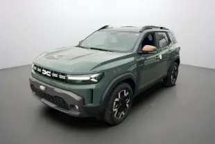 Dacia Duster TCE 130 4x2 Extreme Cold Tech 2025 en kaki lichen, vue 3/4 avant avec rétroviseurs beige sable.