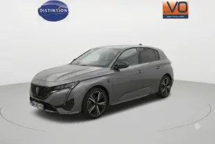 Peugeot 308 Hybrid 145 e-DCS6 GT gris vue 3/4 avant droit avec jantes alliage 18 pouces et calandre distinctive.
