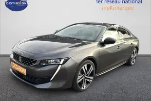 Peugeot 508 gris platinium en 3/4 avant droit, avec jantes alliage bicolores et feux LED distinctifs.