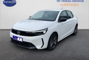 Opel Corsa blanc arctique vue 3/4 avant droit avec calandre noire et jantes alliage gris foncé.