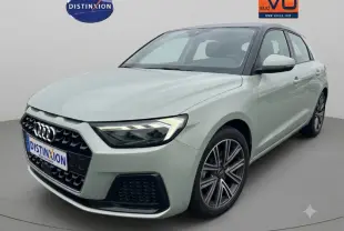 Audi A1 Sportback gris vue 3/4 avant droit, avec calandre noire et jantes alliage distinctives.