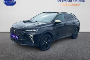 Vue 3/4 avant du DS7 noir avec jantes noires et rétroviseurs couleur crème sur fond neutre.