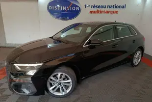 Audi A3 35 TDI noir vue 3/4 avant droit en intérieur, avec jantes alliage et phares LED allumés.