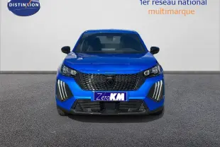 Vue avant d'un Peugeot 2008 bleu Vertigo Metal avec calandre noire et feux diurnes LED verticaux allumés.