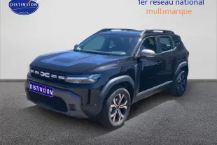 Vue 3/4 avant droite du Dacia Duster noir 2025 avec jantes alu et barres de toit visibles.