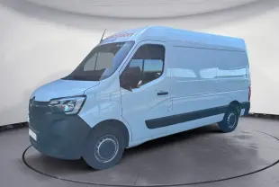 Renault Master blanc en vue 3/4 avant droit, fourgon utilitaire avec pare-chocs et protections latérales noires.