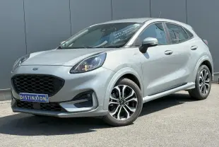 Ford Puma gris Solar en vue 3/4 avant droit, avec jantes alliage noires et calandre noire distinctive.