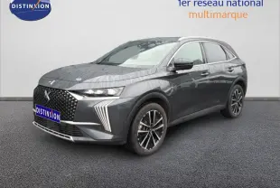 DS7 BlueHDi 130ch en gris titane métal, vue 3/4 avant droit avec calandre distinctive et jantes bi-ton.