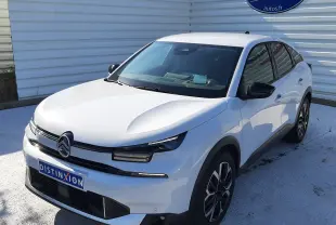 Vue 3/4 avant droite d'une Citroën C4 blanche Okenite 2025 avec jantes bi-ton et calandre moderne.