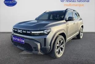 Vue 3/4 avant droite du Dacia Duster gris schiste avec calandre distinctive et jantes alu modernes.