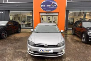 Volkswagen Polo gris Urano vue de face, avec calandre chromée et feux de jour à LED allumés.