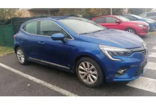 Renault Clio Bleu Iron vue de profil gauche, garée sur un parking avec jantes alliage et feux LED distinctifs.